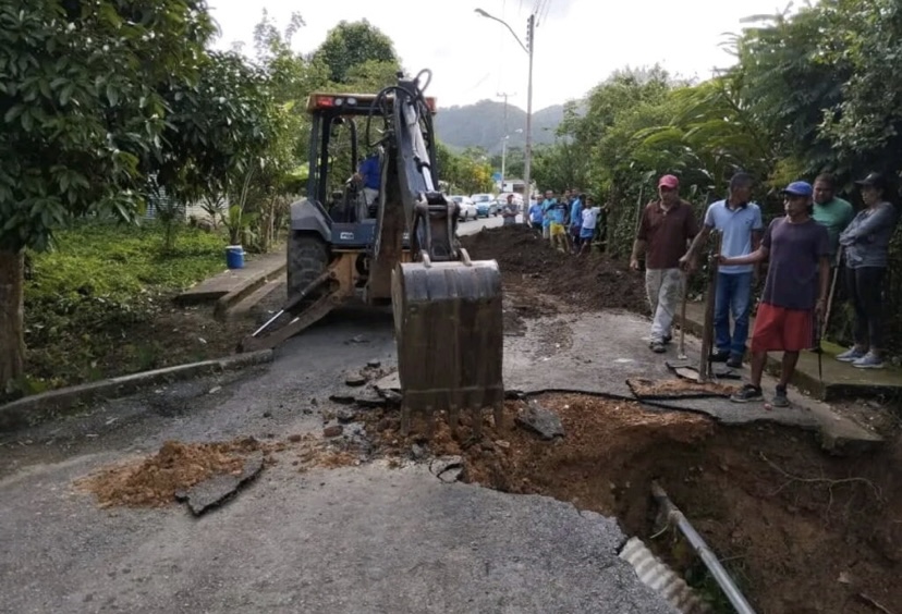 Reparan alcantarillas en el municipio Andrés Mata del estado Sucre