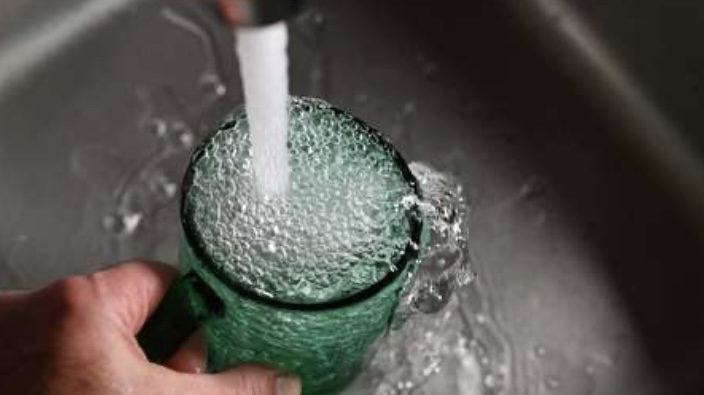 El agua potable de casi la mitad de los grifos de EE.UU. contiene sustancias químicas, según un estudio
