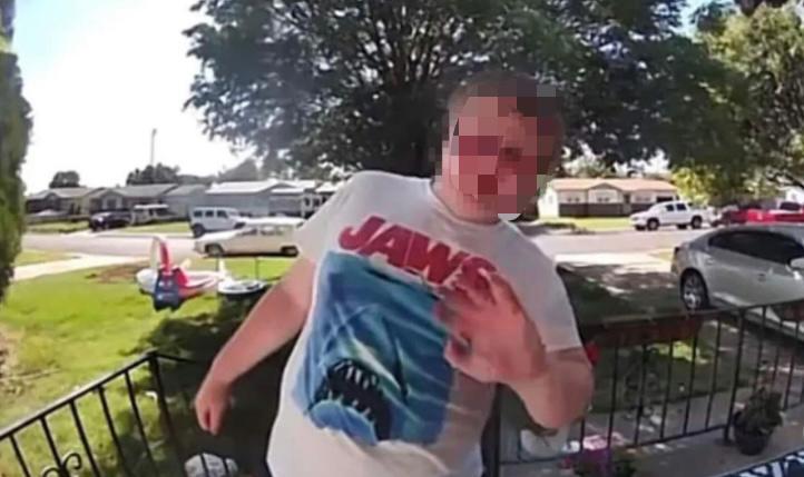 Niño víctima de ‘bullying’ toca puertas en busca de amigos y le recaudan casi 40.000 dólares