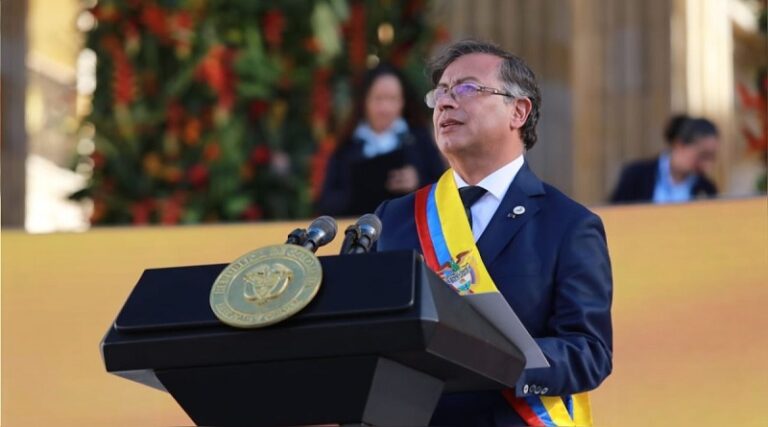 Gobierno colombiano y ELN inician cese de operaciones ofensivas