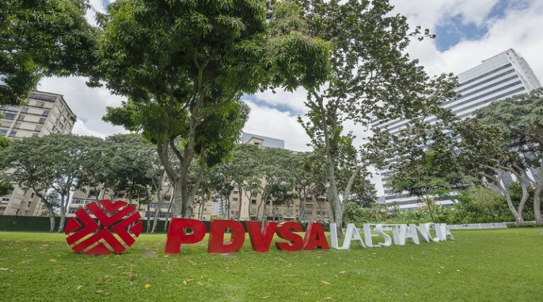 Autoridades dictaron conversatorio sobre leyes del poder popular en Pdvsa La Estancia