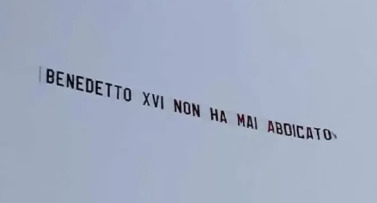 Un misterioso avión con el mensaje «Benedicto XVI nunca ha abdicado» sobrevuela Roma