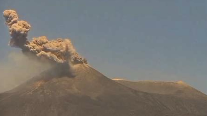 El volcán más activo de Europa arroja una gigantesca nube de polvo