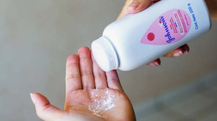 Johnson & Johnson debe pagar 18,8 millones de dólares a un hombre con cáncer por uso de talco de bebés