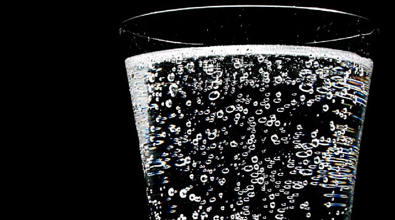¿Consumir agua con gas es bueno para la salud ?