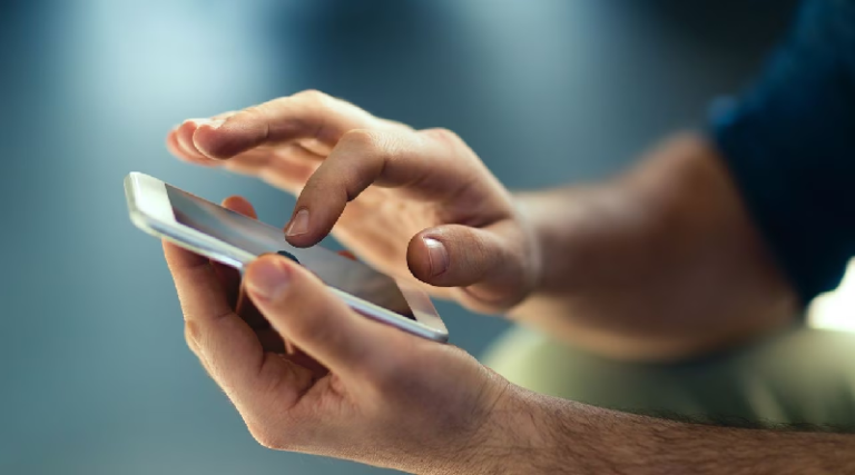 Conozca los riesgos de usar el teléfono celular en el baño