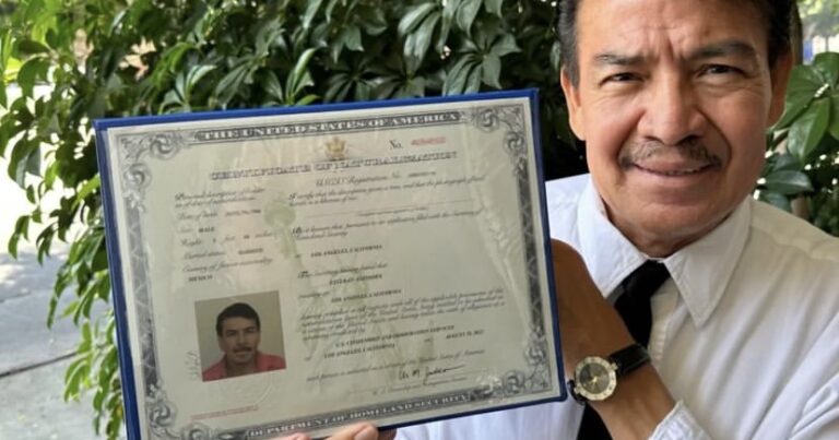 Latino recibe la ciudadanía de EE.UU. con una felicitación del presidente Biden