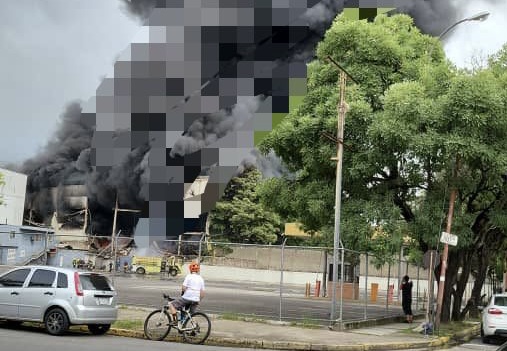 Bomberos atendieron incendio que se registra en una tienda Traki de Valencia