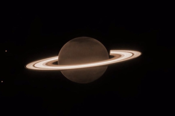 Telescopio James Webb capta espectacular imagen de Saturno brillando