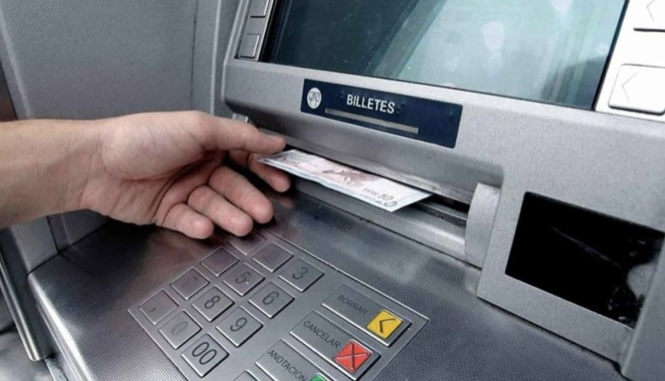 Cajero automático colombiano regaló dinero por error