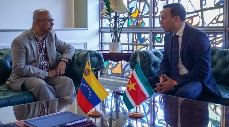 Arribó a Venezuela Canciller de Surinam para avanzar en alianza estratégica binacional