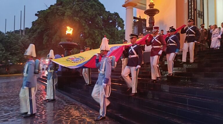 Autoridades conmemoran Bicentenario de la Batalla Naval con izada de bandera
