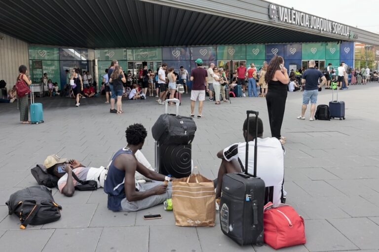 Los pasajeros afectados por la avería en la alta velocidad de un tren en España ascienden a 15.300