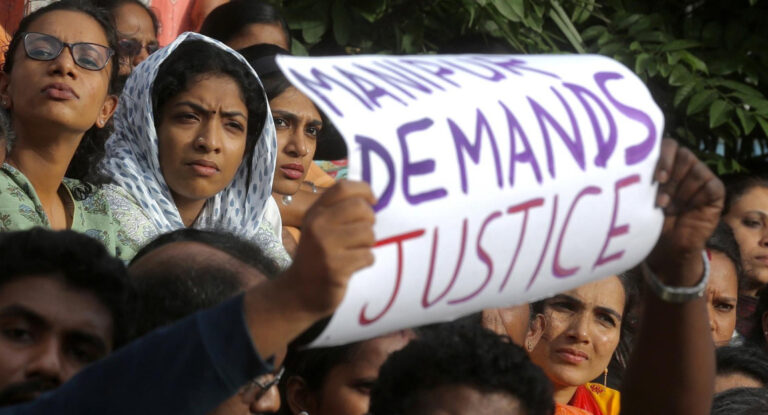 Protestas por enfrentamientos étnicos en la India llegan al Parlamento