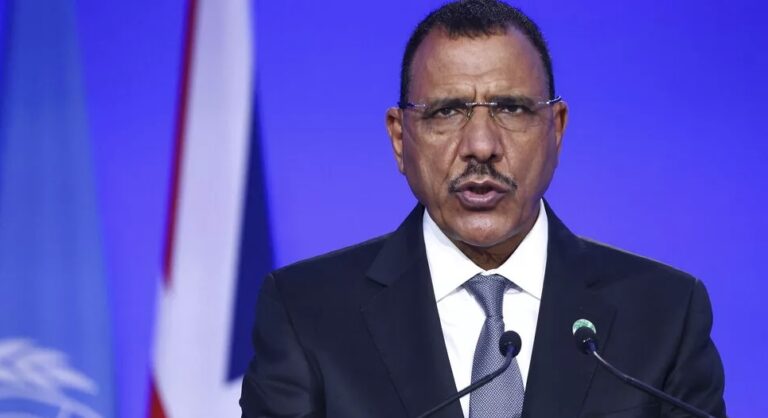 Mohamed Bazoum es retenido por sus guardias en el palacio presidencial, según fuentes de seguridad