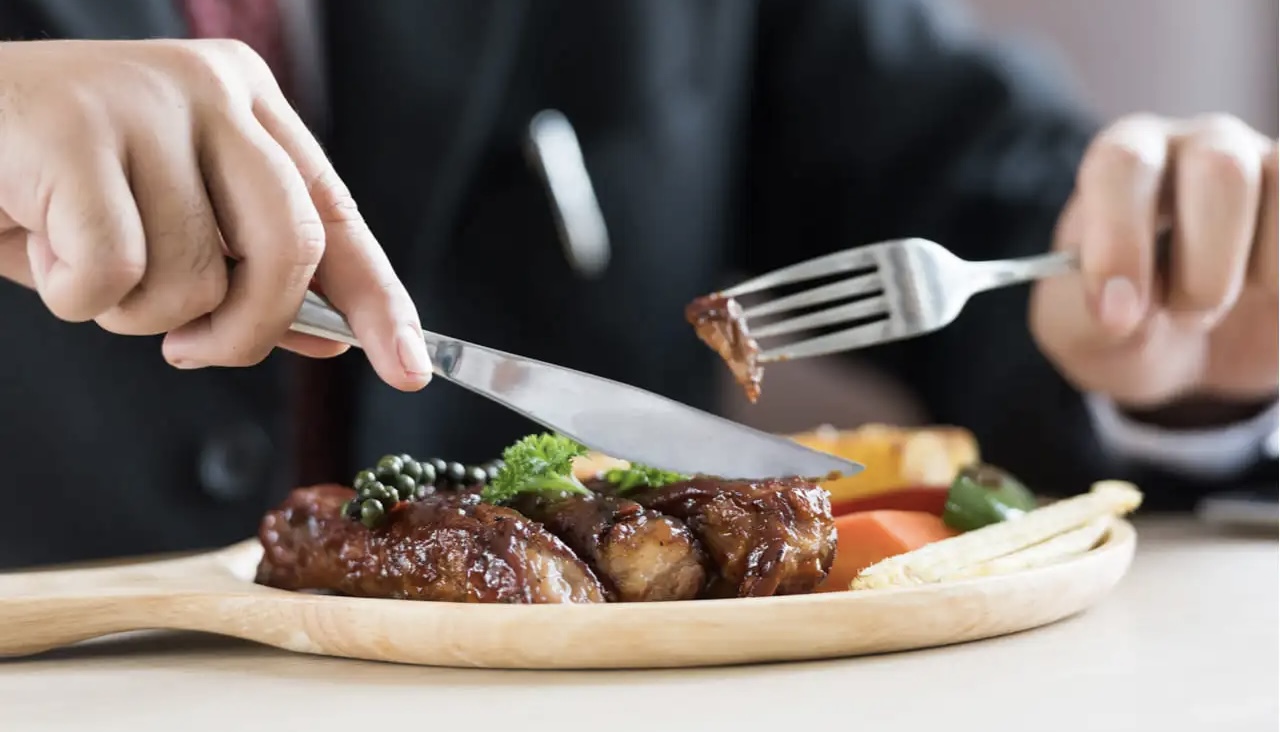 ¿Qué alimentos se deben evitar si se sufre de hipertensión?