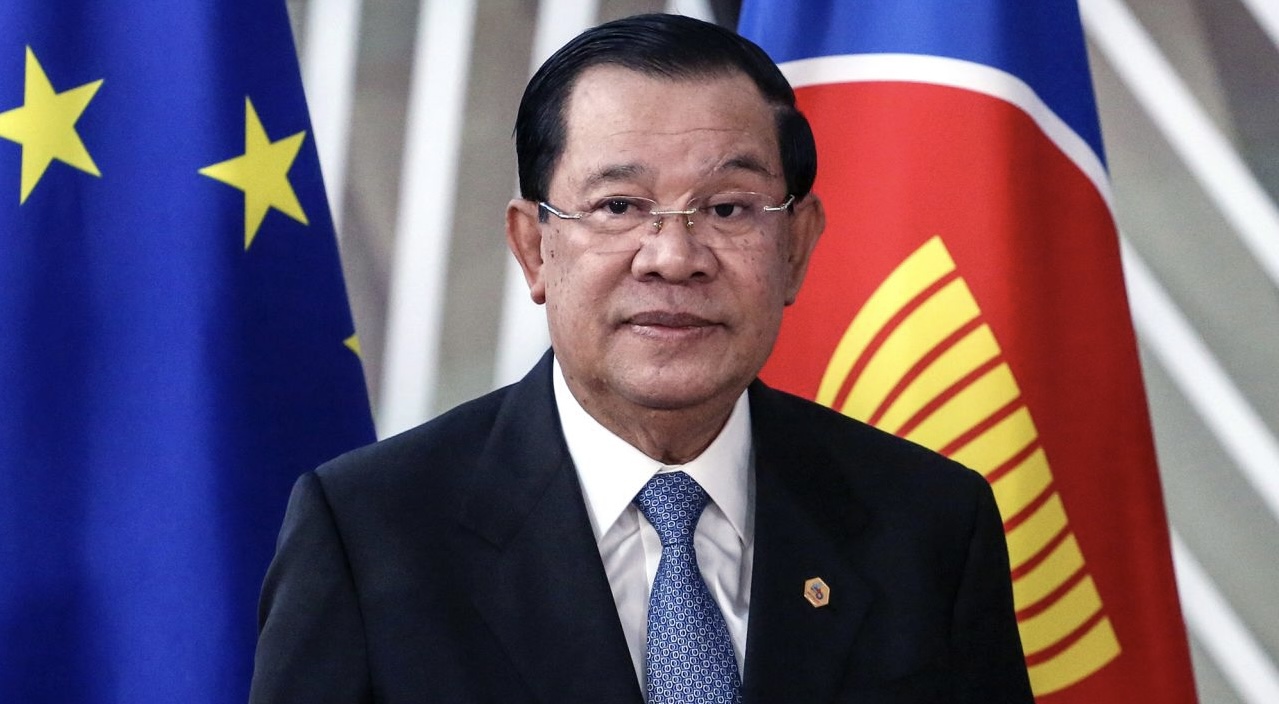 Dimite el primer ministro de Camboya y cede el poder a su hijo