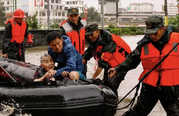 Tormentas dejan 2 muertos y 100 mil evacuados en China
