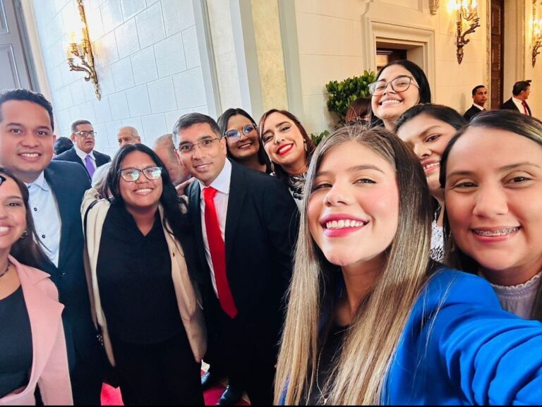 212 años de la Independencia de Venezuela | Ministro Tellechea estuvo presente con la juventud en la sesión solemne de la AN