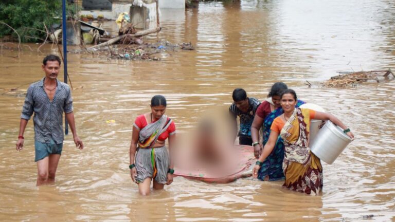 Intensas lluvias paralizan la capital de la India y dejan 18 muertos en el norte del país