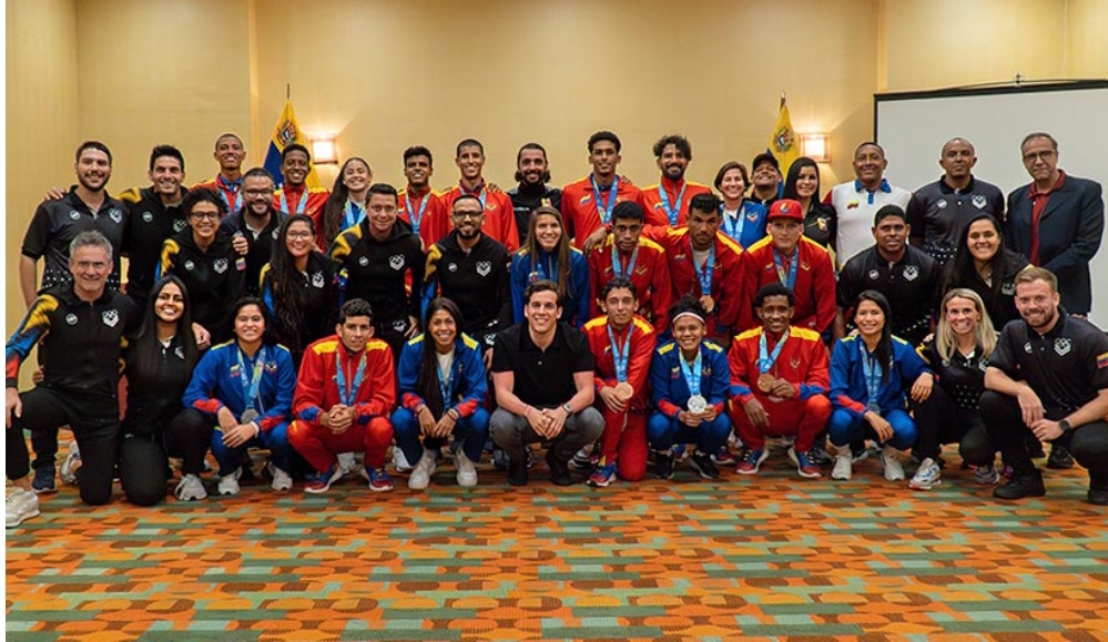 Jorge Giménez recibió en Caracas a los medallistas de la Vinotinto Femenina y Playa