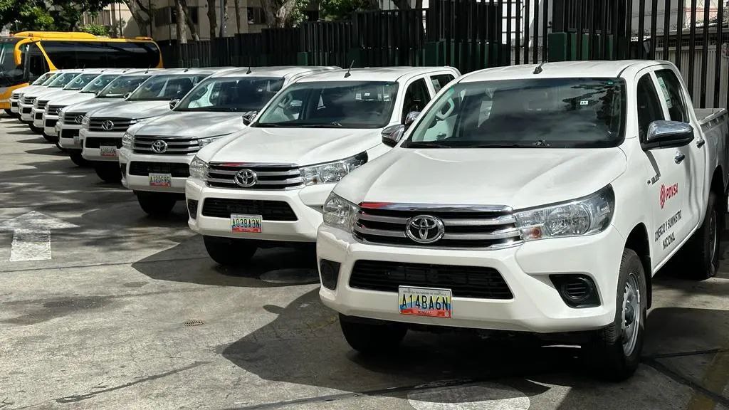 Rafael Tellechea entregó una flota de vehículos a la Vicepresidencia de PDVSA