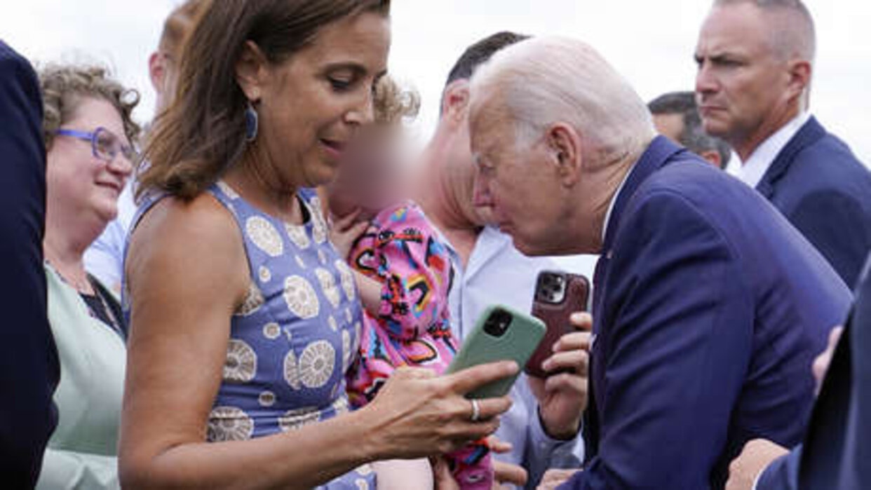 Biden muerde de broma a una niña durante su visita a Finlandia