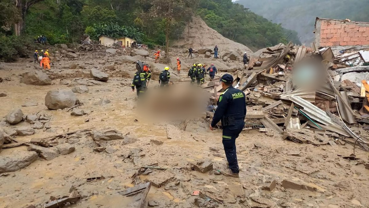 Ascienden a 14 los muertos por la avalancha en el centro de Colombia