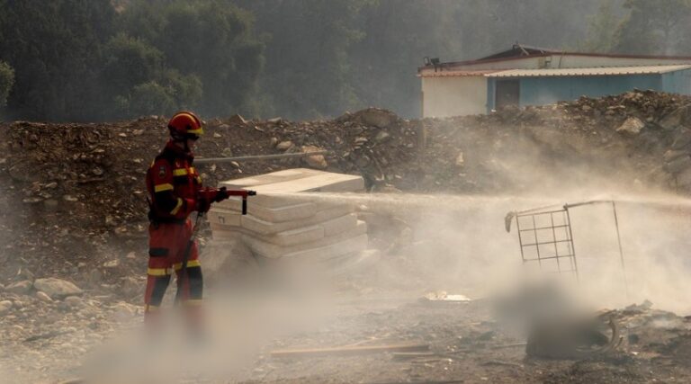 Evacúan a 19 mil personas tras incendios en isla griega de Rodas