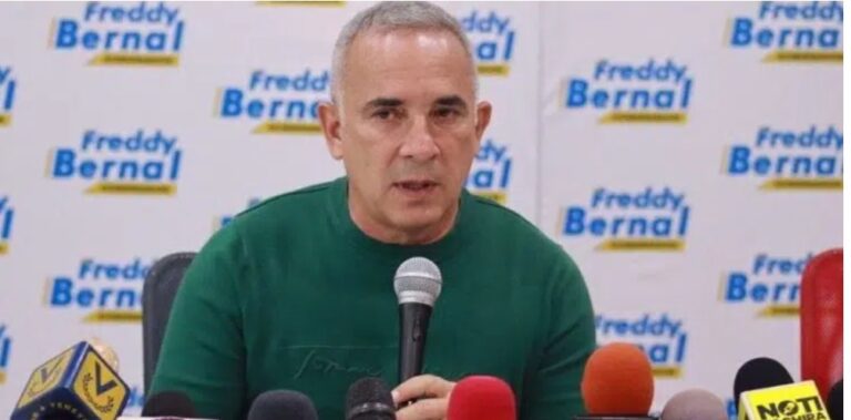 Bernal acusa a María Corina de «ordenar» que se pintarán mensajes de mūerte en sede de Vente Venezuela