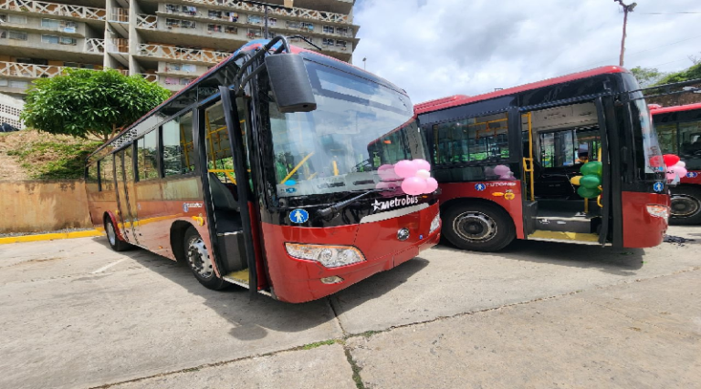 Ministro Araguayán entregó tres unidades de Metrobús en urbanismo Nelson Mandela de Caracas