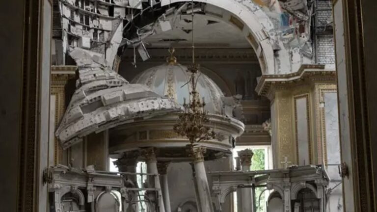 Ataque ruso contra Odesa daña 25 monumentos arquitectónicos