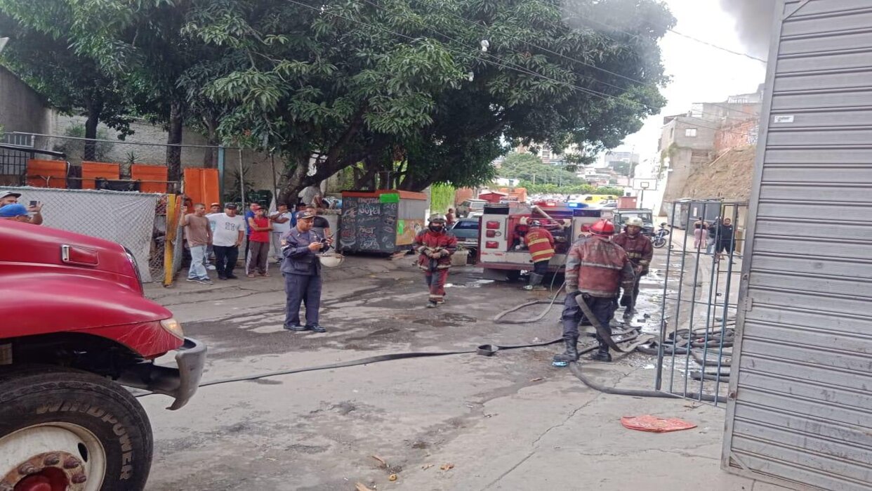 Bomberos controlan incendio de cinco vehículos en el 23 de Enero