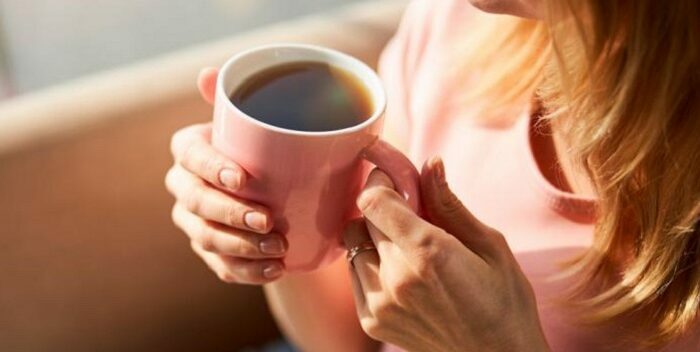 El efecto despertador del primer café de la mañana podría ser un placebo