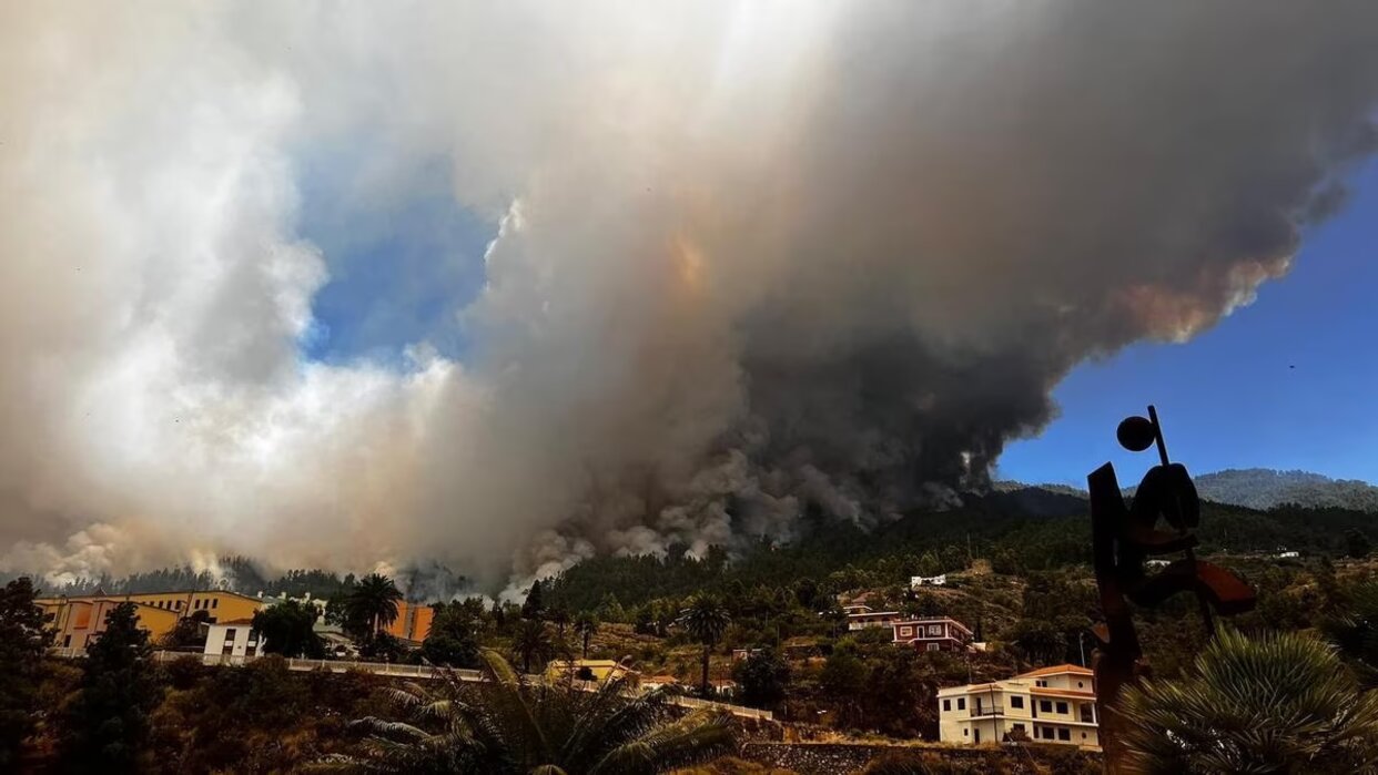 Un incendio forestal en Canarias afecta más de 2.000 hectáreas y obliga el desalojo de 500 vecinos
