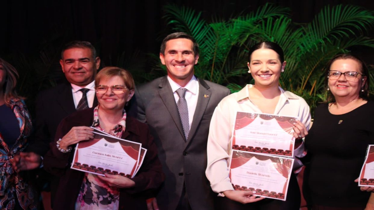 Concejo Municipal de Baruta rinde homenaje a más de 50 profesionales del teatro en Venezuela