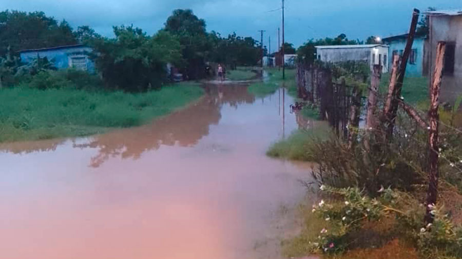 Desbordamiento de quebrada impide paso de población de Guanape, Anzoátegui