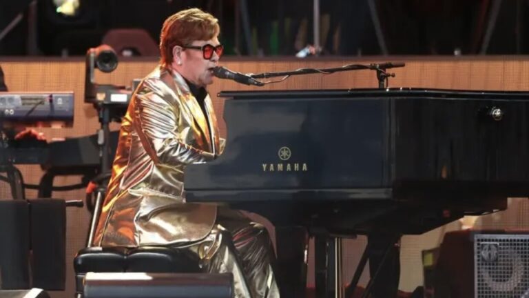 El cantante Elton John se despide de los escenarios tras “52 años de pura alegría tocando música”