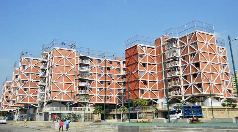 Cuadrillas de GDC impermeabilizaron nueve torres del Urbanismo «Santa Rosa» en la parroquia El Recreo