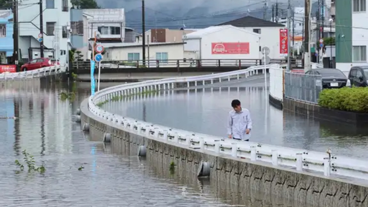 Emiten alerta de evacuación por lluvias torrenciales en Japón