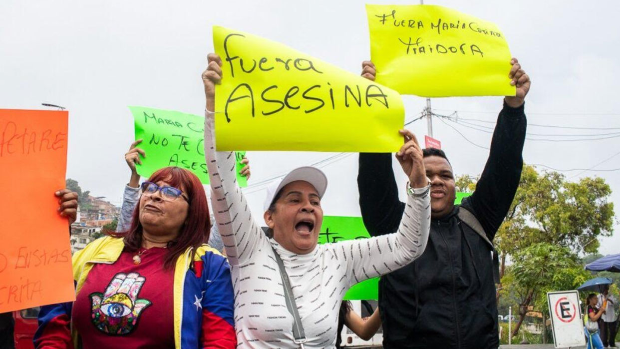 «Fuera de aquí, asêsinã»: Habitantes de Petare rechazan la visita de María Corina Machado