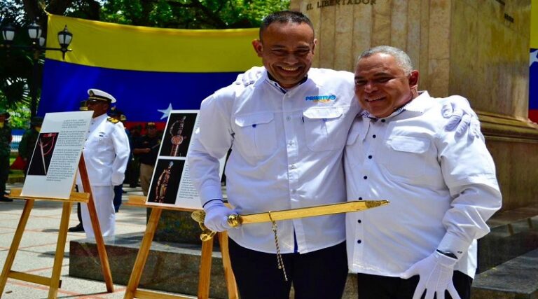 Gobernador de Portuguesa recibió réplica de la espada de Bolívar