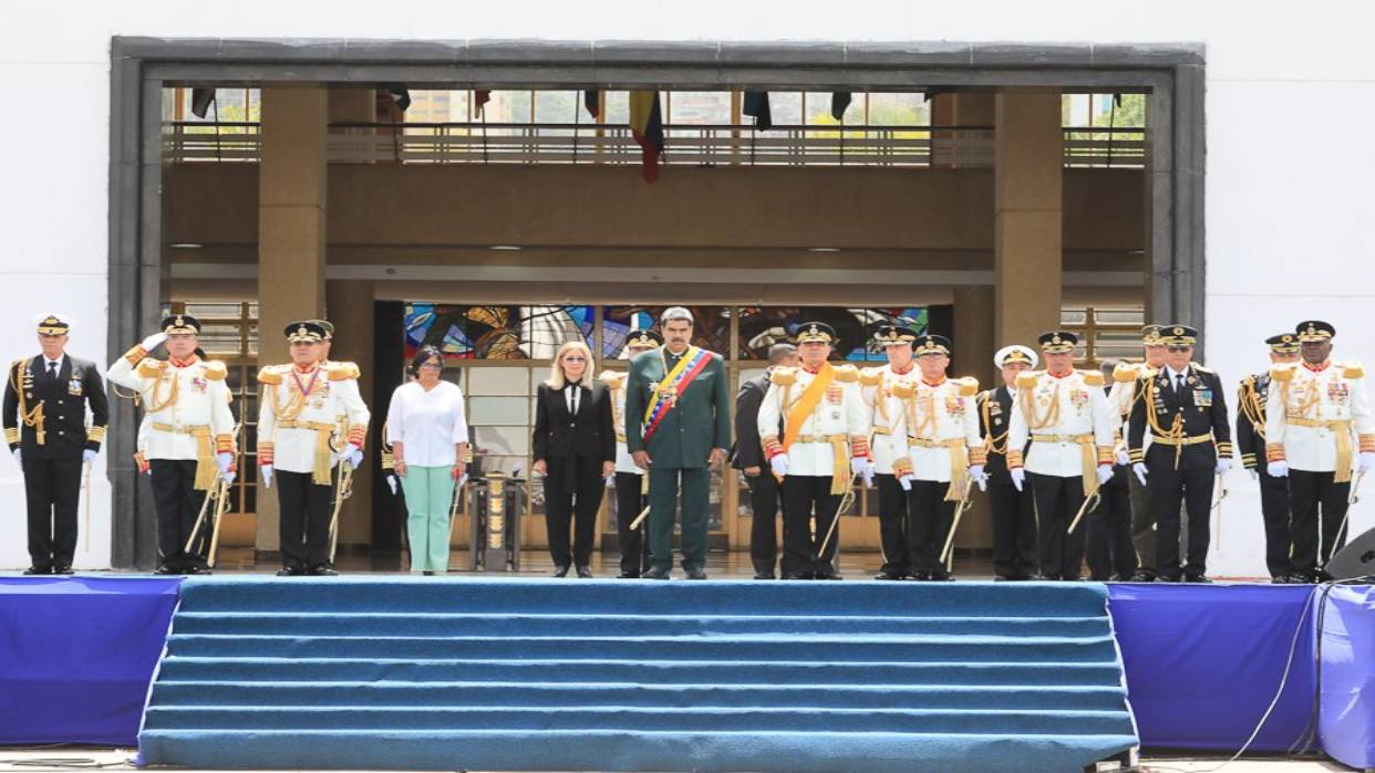 Presidente Maduro lideró desfile militar con motivo del 212 aniversario del Día de la Declaración de la Independencia