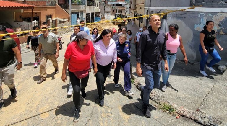 Alcaldía de Caracas atiende a familias afectadas por las lluvias