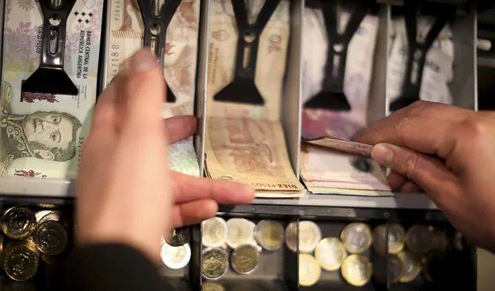 El peso argentino se devalúa tras la victoria de Javier Milei en primarias