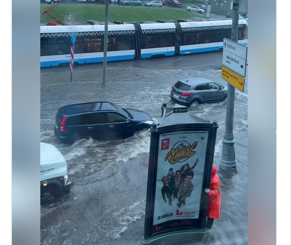 Fuerte aguacero inunda las calles de Moscú y obliga a activar la alerta naranja