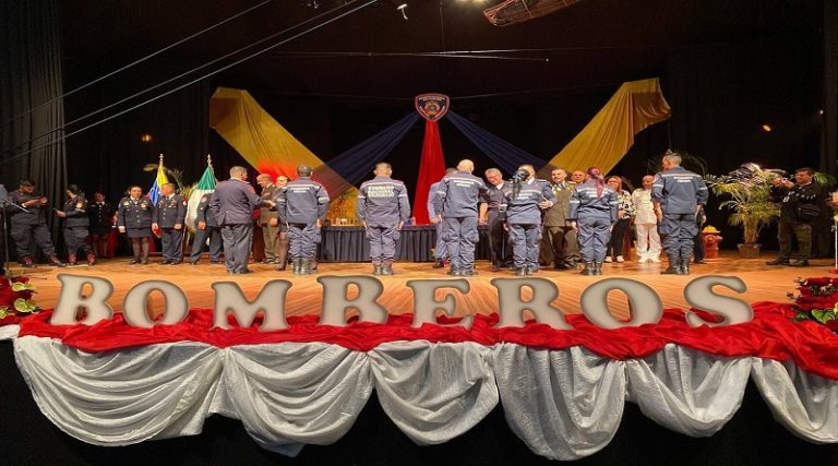 Condecoran a funcionarios del Cuerpo de Bomberos en Mérida
