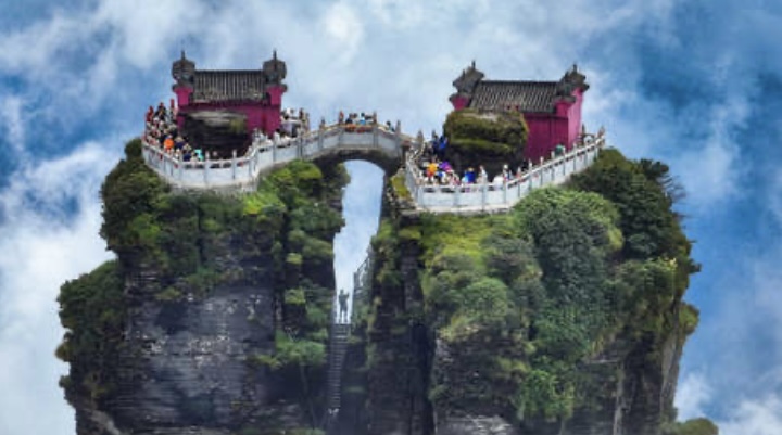 Escándalo en China: empleados pintan de rosa un antiguo templo patrimonio de la humanidad