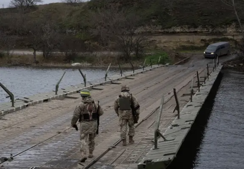 Un médico muere en ataque ruso contra hospital en Jersón