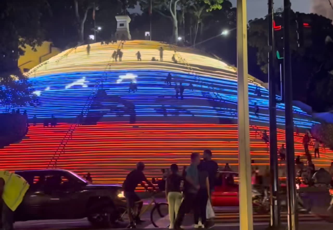 Un lindo lugar para visitar y fotografiarse | Las escaleras de “El Calvario” brillan tricolor (+ Video)